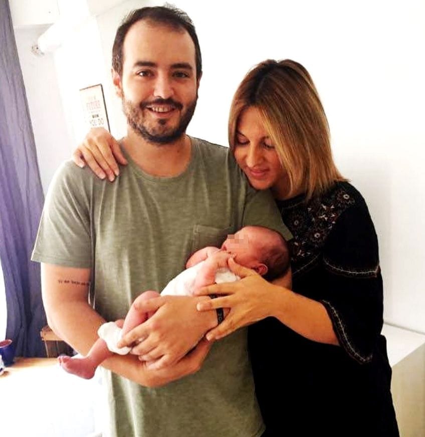 Aarón Guerrero y su mujer, con su hijo cuando era un bebé