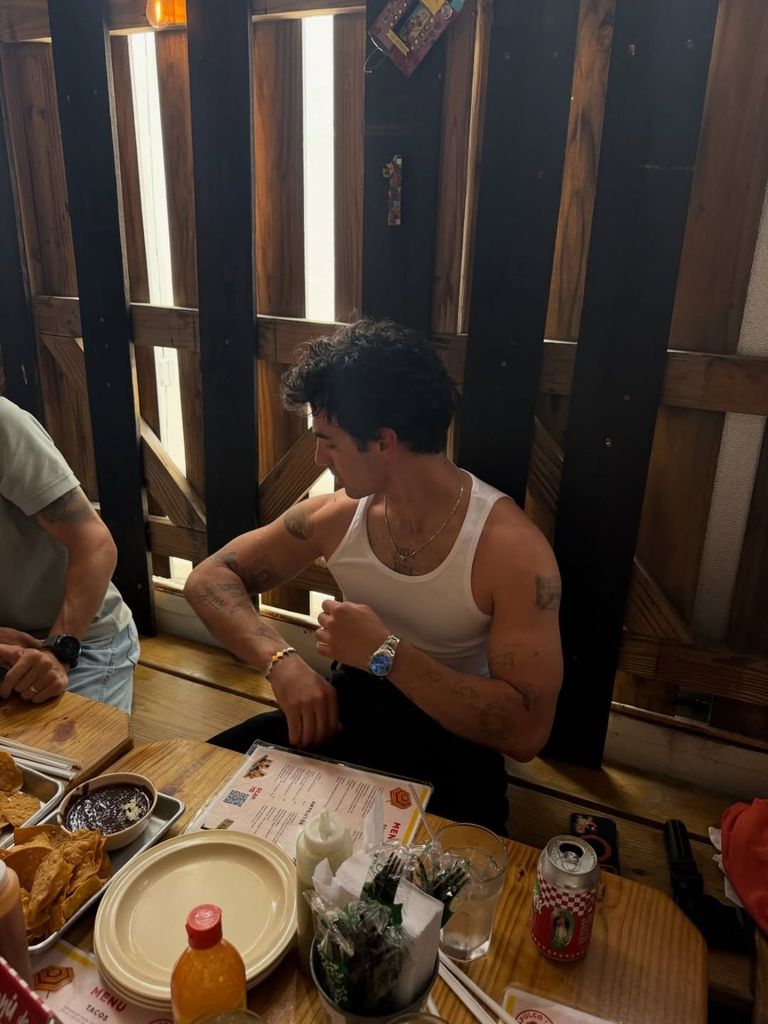 Joe, disfrutando de una comida típica en San Juan junto a su pareja