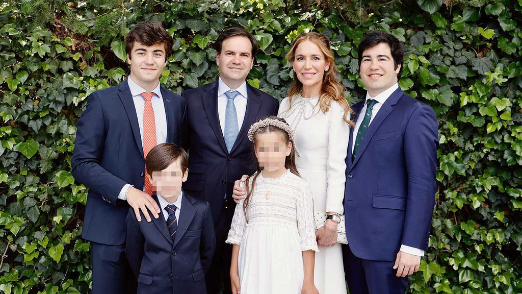 Gema Ruiz, su marido y sus hijos en la Primera Comunión de la pequeña Julieta en 2024