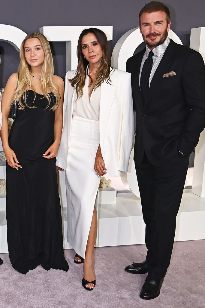 Harper Beckham, Victoria Beckham y David Beckham en la premiere de 'Victoria Beckham' en Londres