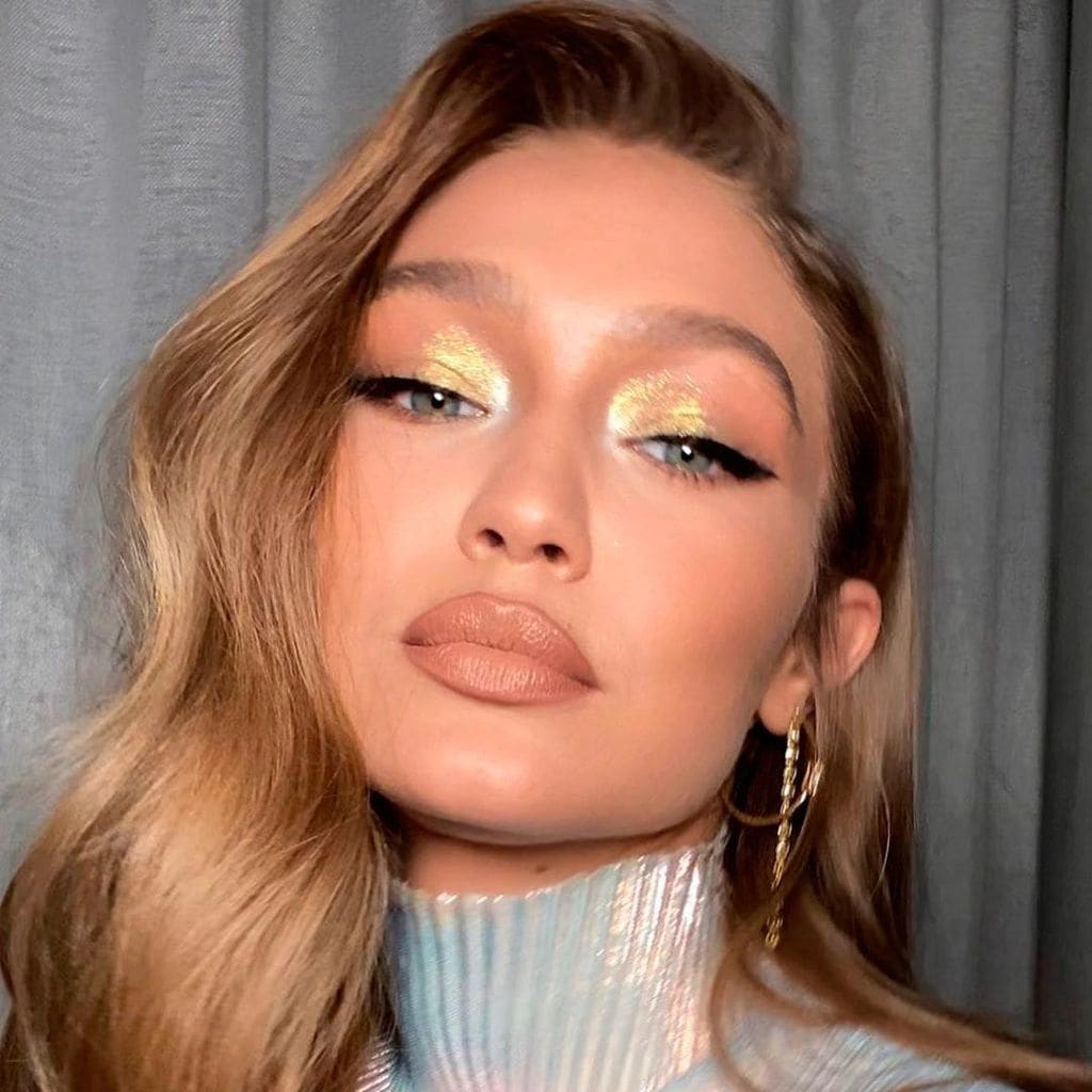 gigi hadid presume ojos metalizados