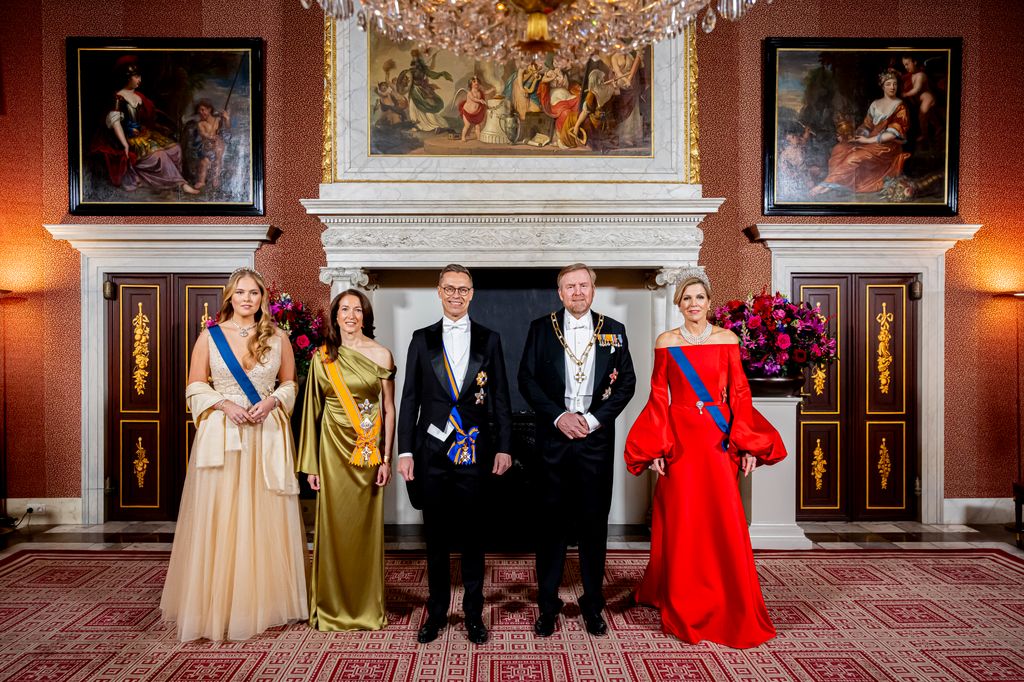 La corona de los Países bajos recibió al presidente de Finlandia y su primera dama en el palacio.