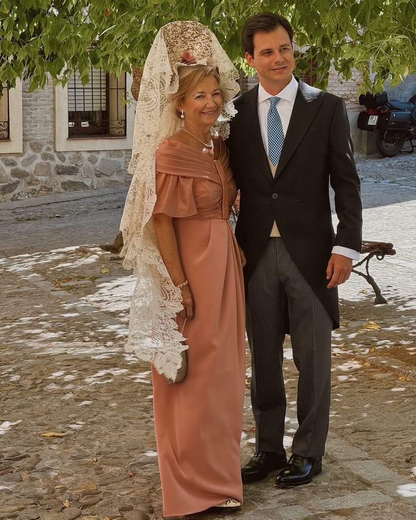 Madrinas de boda con vestidos rosas y mantilla antigua