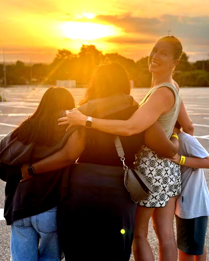 Anne, con sus tres hijos