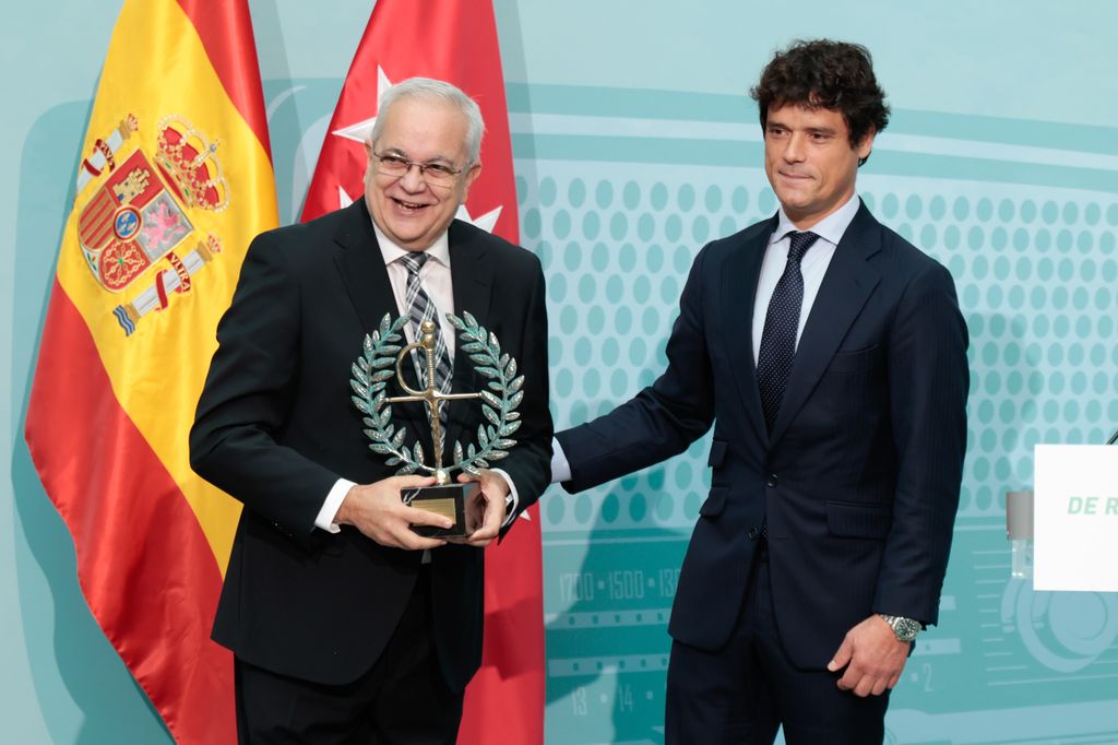 El torero Miguel Abellan y Miguel Ángel Moncholi en la celebración del centenario de Radio España en 2024