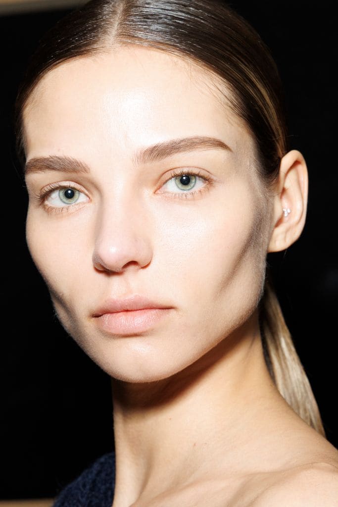 Primer plano de modelo en el desfile de Iceberg