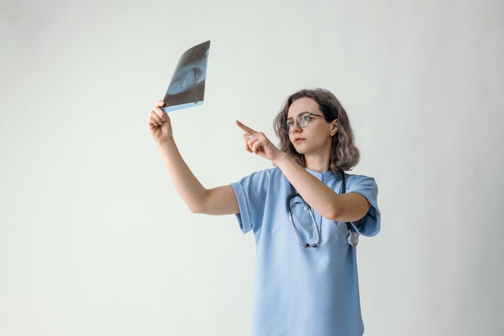 Médico valorando una radiografía 