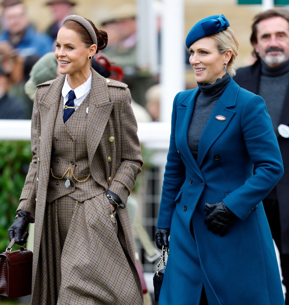 Jade Holland Cooper y Zara Tindall en las carreras de caballos de Cheltenham , 2025.