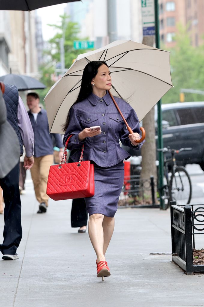 Lucy Liu en las calles de Nueva York lo lleva a juego con una chaqueta de mezclilla. 