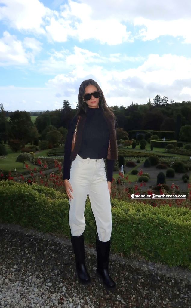 Victoria Federica en Escocia con el look de otoño perfecto con chaleco de borrego, pantalones blancos y botas de campo, 2026.