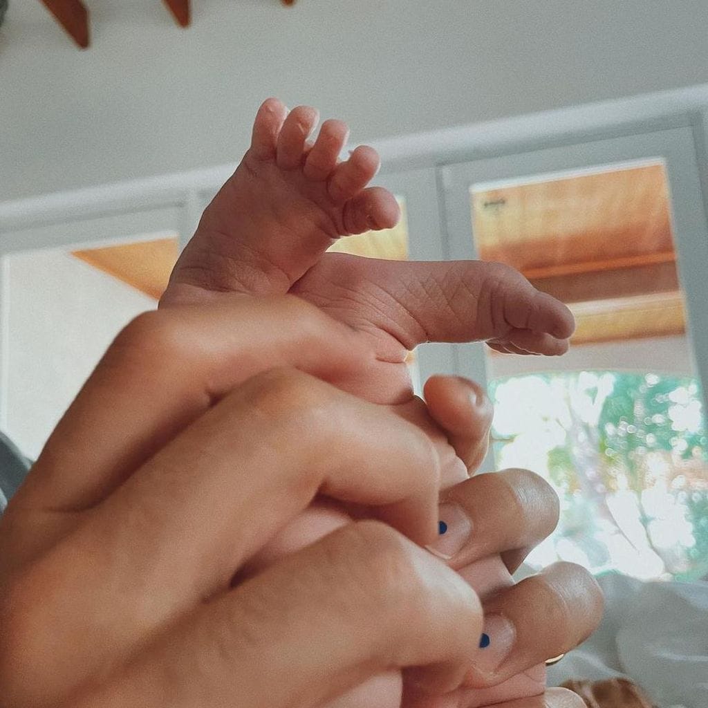 Camilo y Evaluna reciben a su bebé, Índigo.