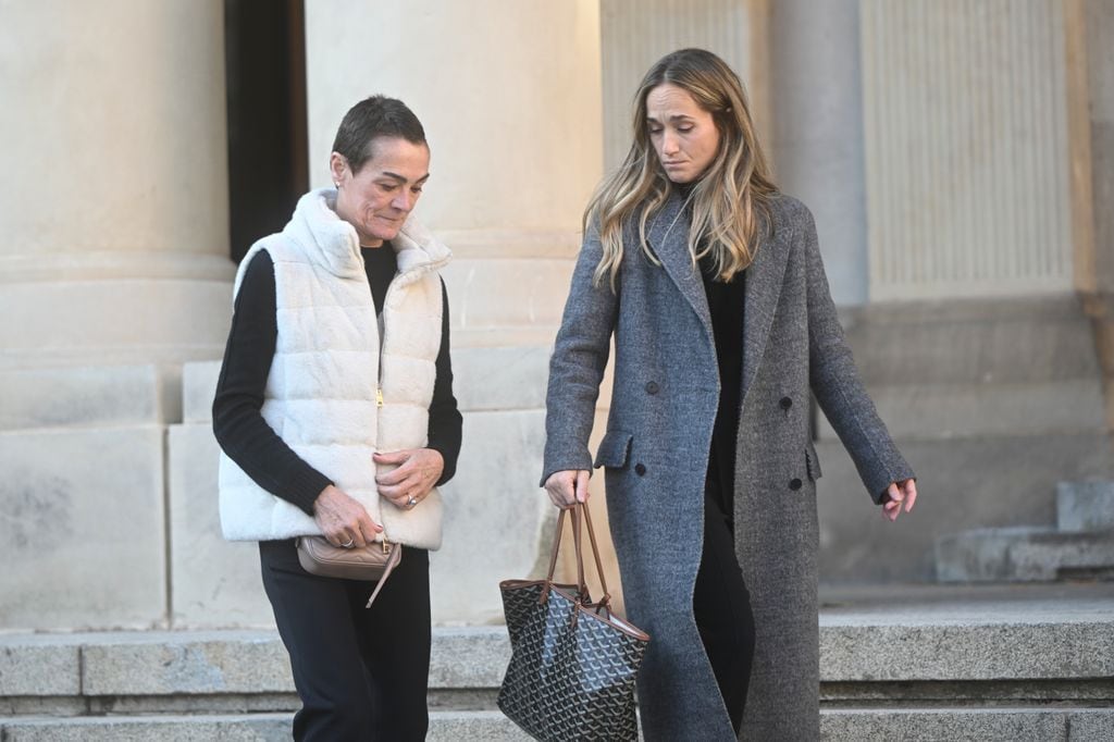 Sol y Carlota, al terminar la misa