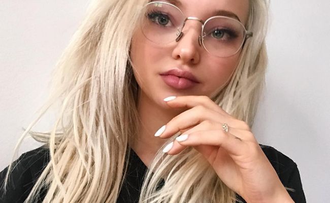 Dove Cameron apuesta por gafas de ver