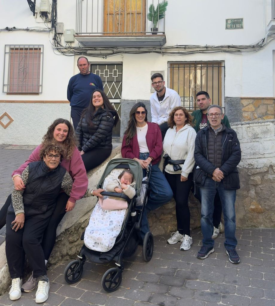 Verónica Hidalgo el pasado mes de abril con su familia en Cazorla, Jaén