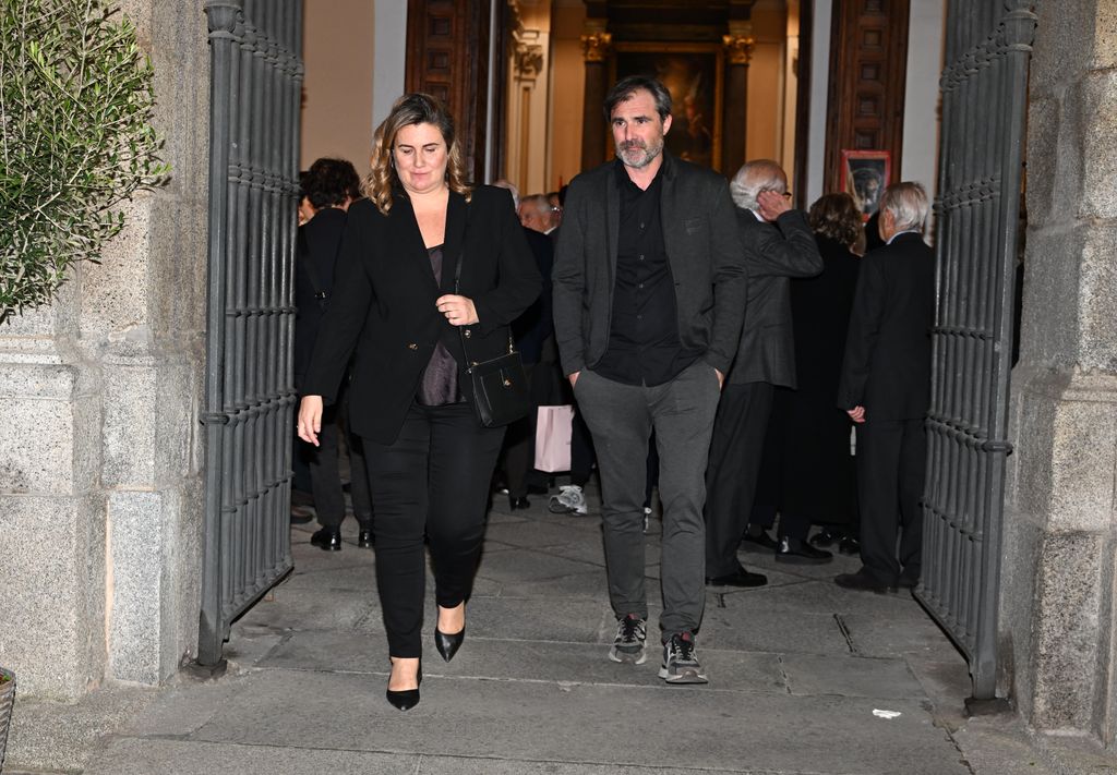 Carlota Corredera y Carlos de la Maza saliendo del funeral de la madre de Joaquin Torres