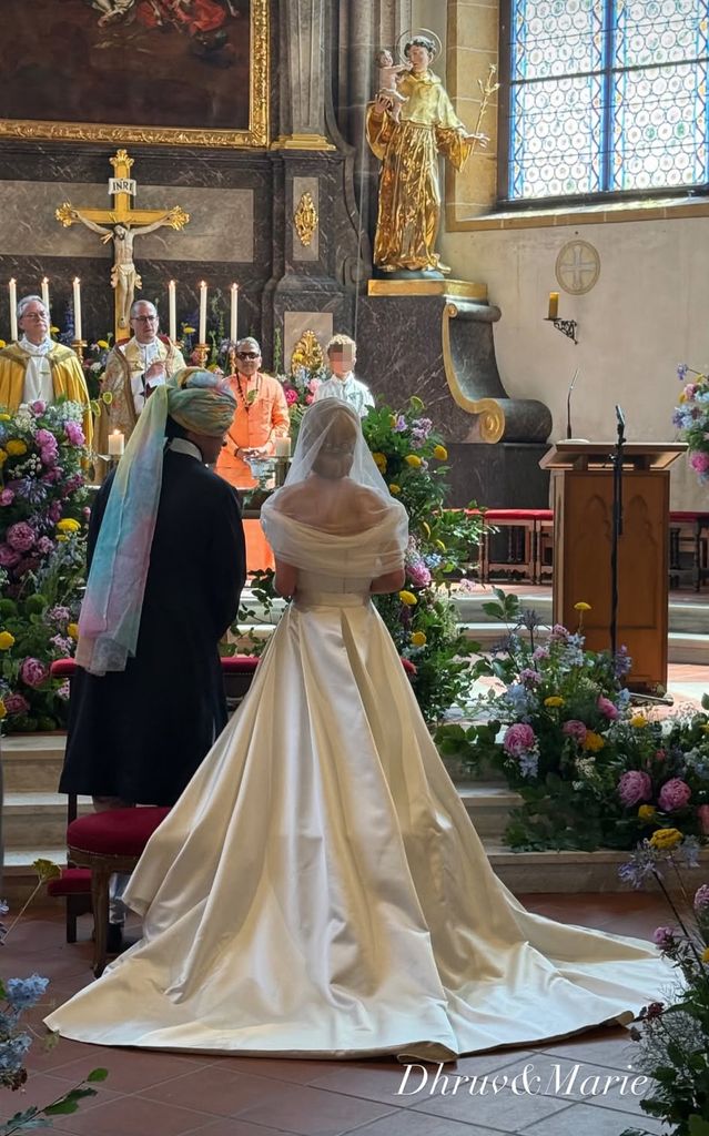 Detalle del vestido de novia, que terminaba en una gran cola
