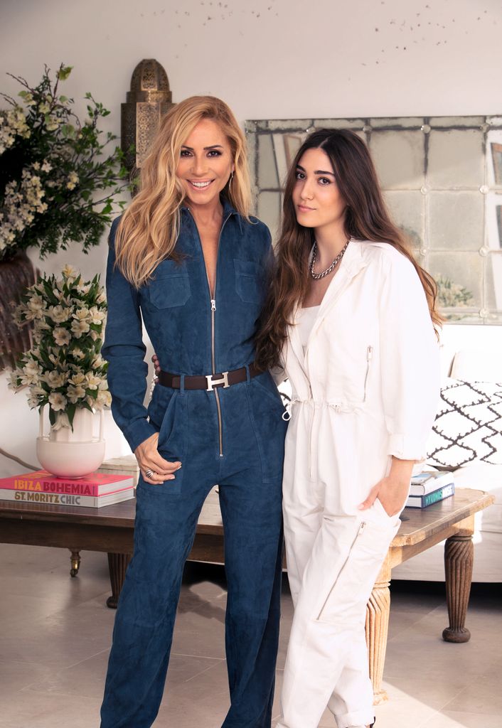 Marta Sánchez posa en el interior de su casa con su hija Paula