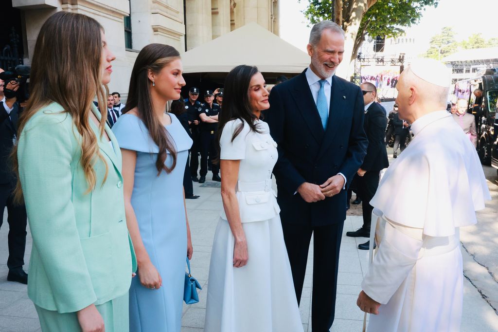 Los reyes Felipe y Letizia, con Leonor y Sofía, saludando a León XIV a las puertas del Ayuntamiento de Madrid