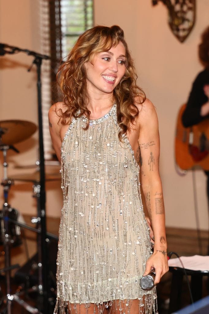 Miley Cyrus presume su figura en una silueta retro de Cavalli.