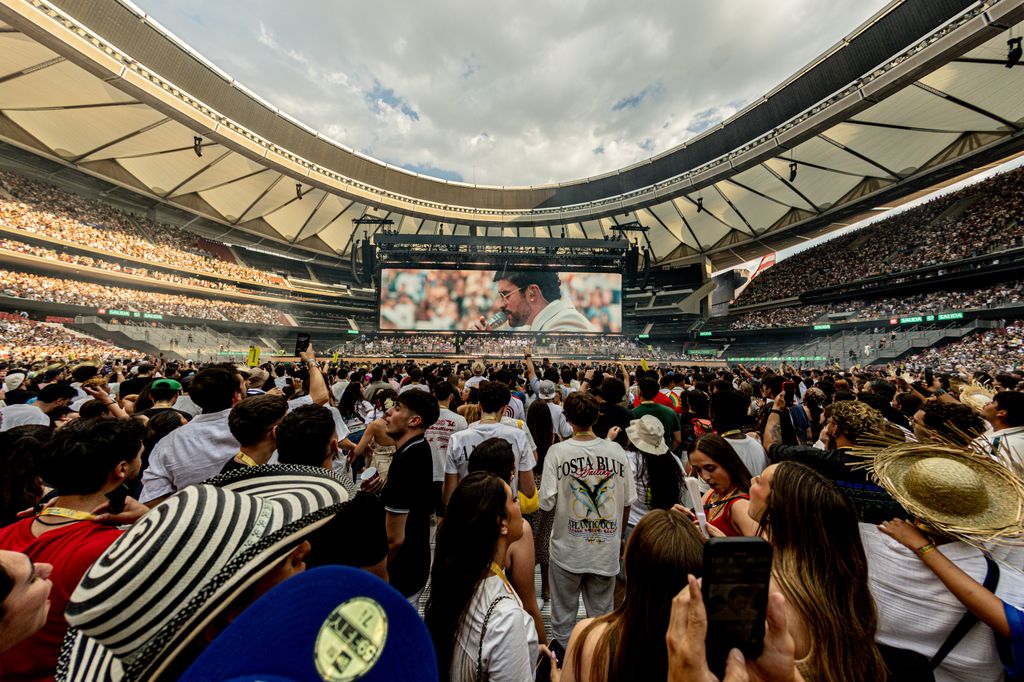 Cientos de personas durante un concierto del cantante Bad Bunny, en el Riyadh Air Metropolitano