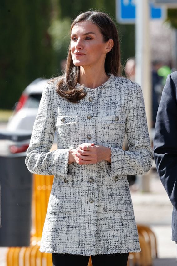 La reina Letizia lleva sus pendientes de aro bambú de Coolook y el anillo grabado de Coreterno