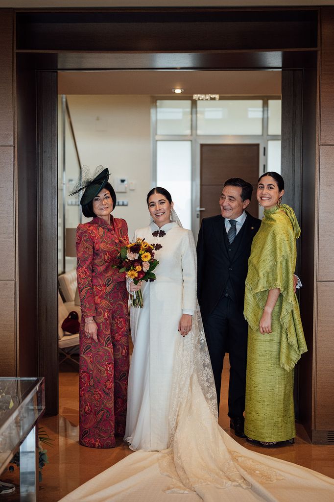 Madre de la novia con look estampado de Carmen García