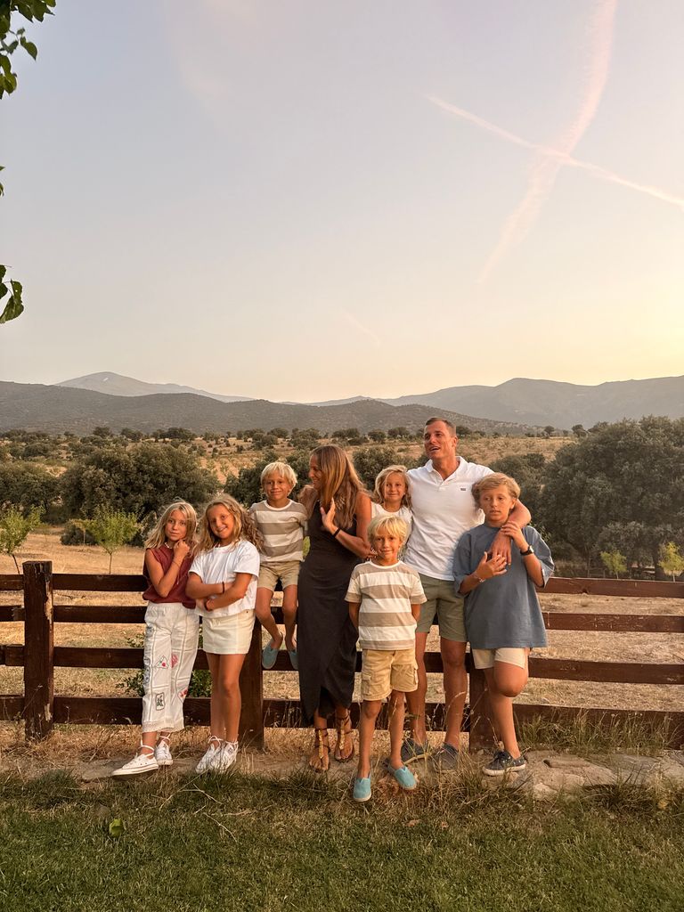 Cristina Martínez Gijón y su marido Álvaro, junto con sus seis hijos