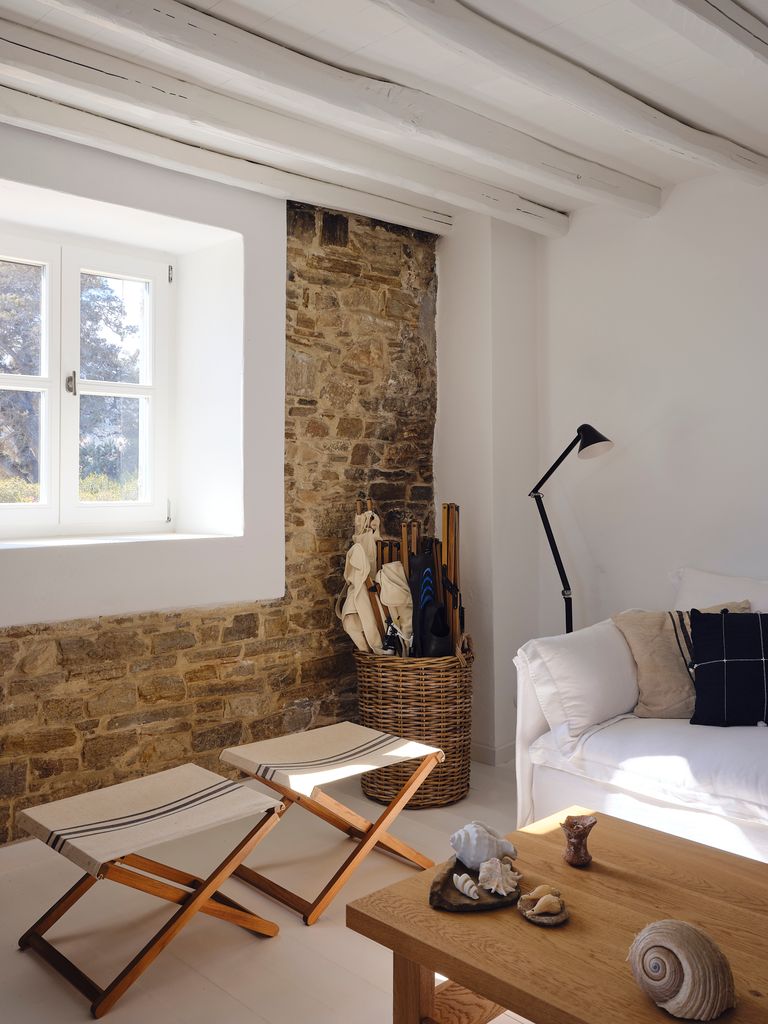 Taburetes plegables en zona de estar del salón