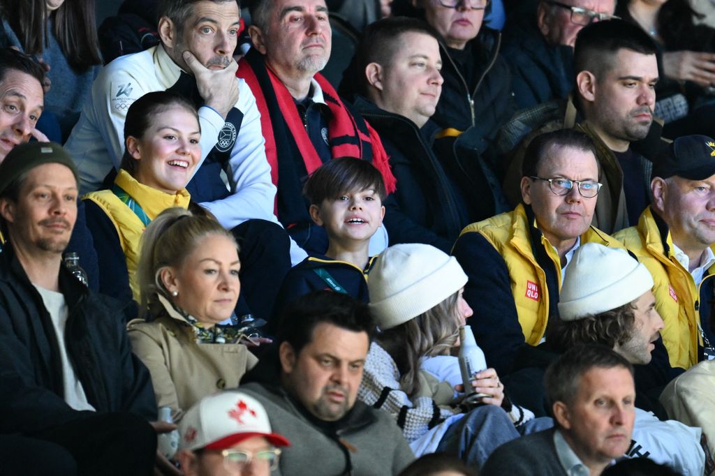 La princesa Estelle, el príncipe Óscar y el príncipe Daniel atentos al partido de hockey sobre hielo