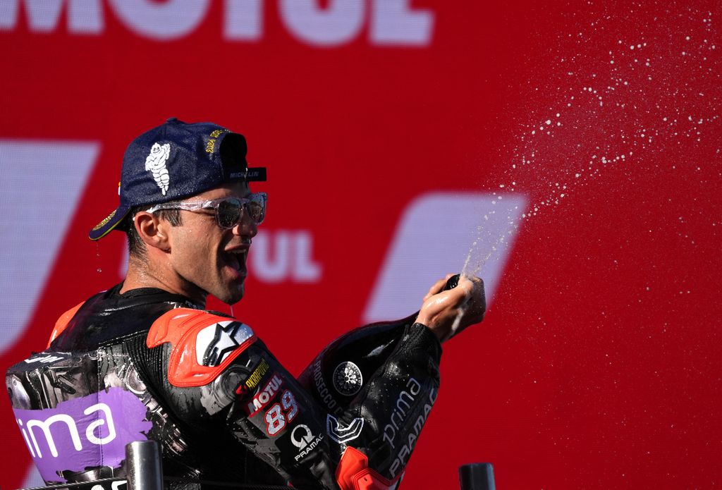 Plano medio de Jorge Martín celebrando su victoria en una carrera con champán