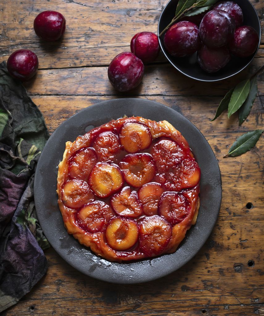 Tatin de ciruelas.