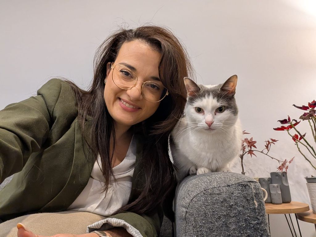 La veterinaria Elisenda Saperas defiende que cada vez más personas consideran a sus perros y gatos un miembro más de la familia