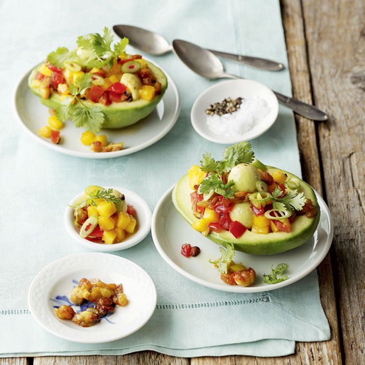 Aguacates rellenos de melocotón y cacahuetes
