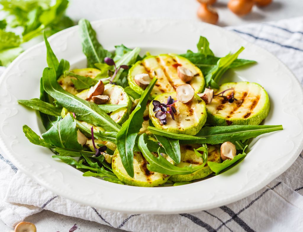 Dale un twist a tus ensaladas combinando alimentos crudos y cocinados.