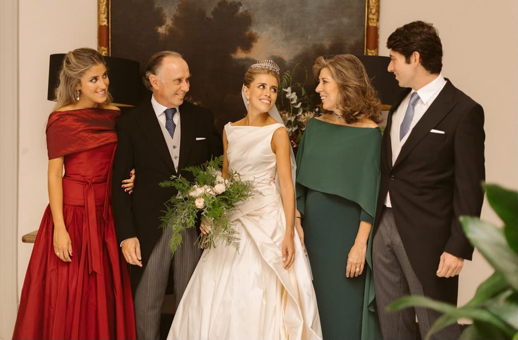 La novia, junto a sus padres Jaime Tovar y Carmen del Valle, y sus hermanos, Jaime y Mencía