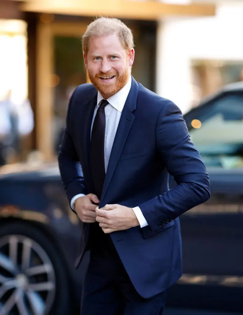 Harry reflexioó un tiempo la posibilidad de volver a Inglaterra