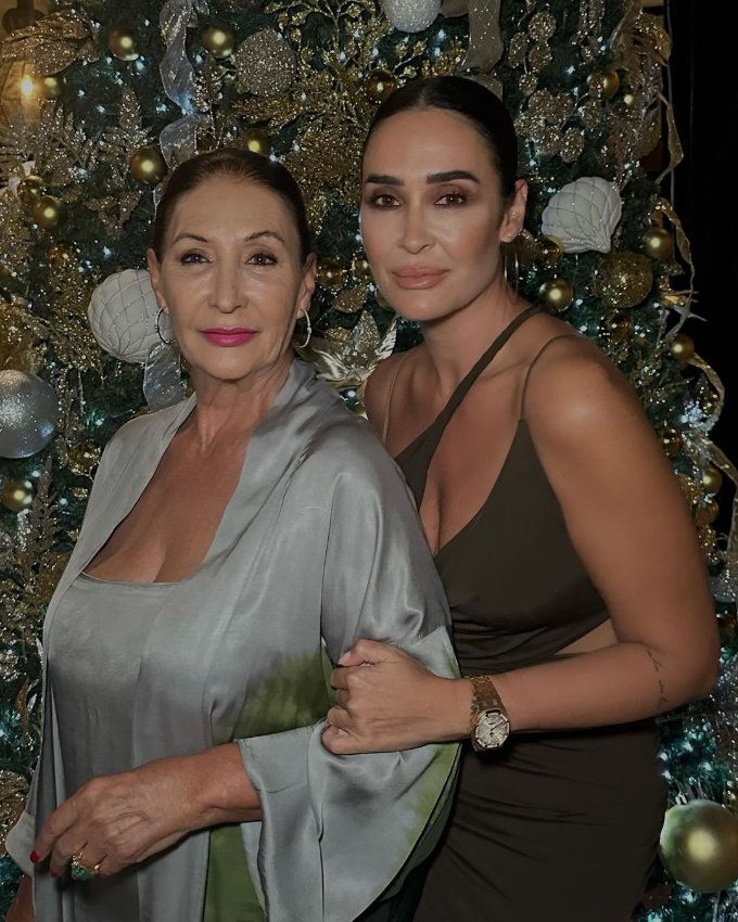 Vicky Martín Berrocal en la fiesta de fin de año junto a su madre