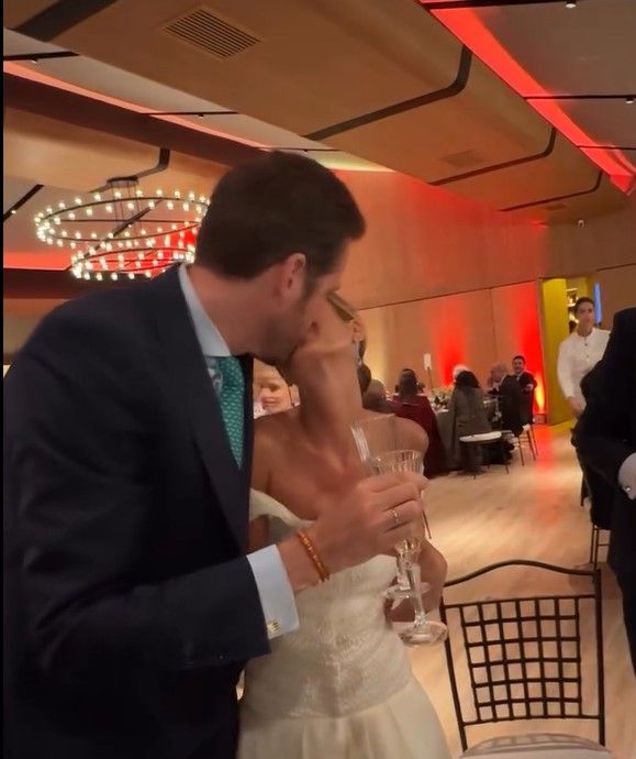 Los recién casados brindaron por su nueva vida juntos en uno de los momentos más emotivos y simbólicos de la celebración