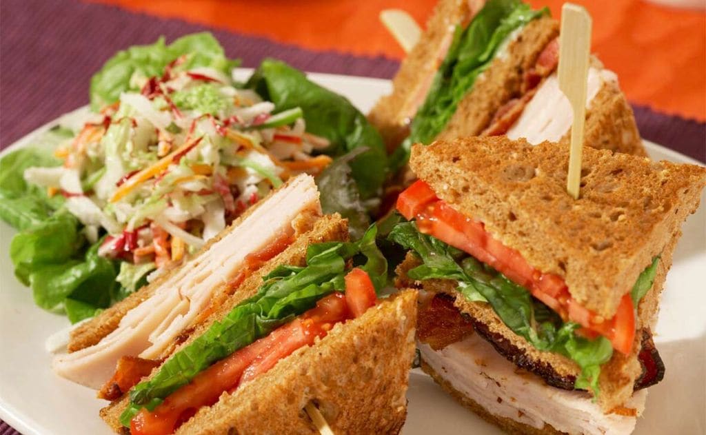 Sándwich de pavo con tomate y ensalada de col