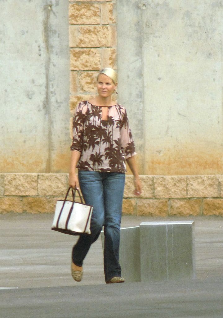 La princesa Mette-Marit de Noruega con bolso de Hermès en Mallorca (2005)