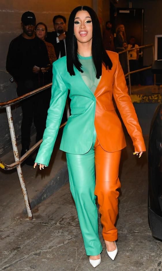 cardi b en traje de dos colores de cuerina