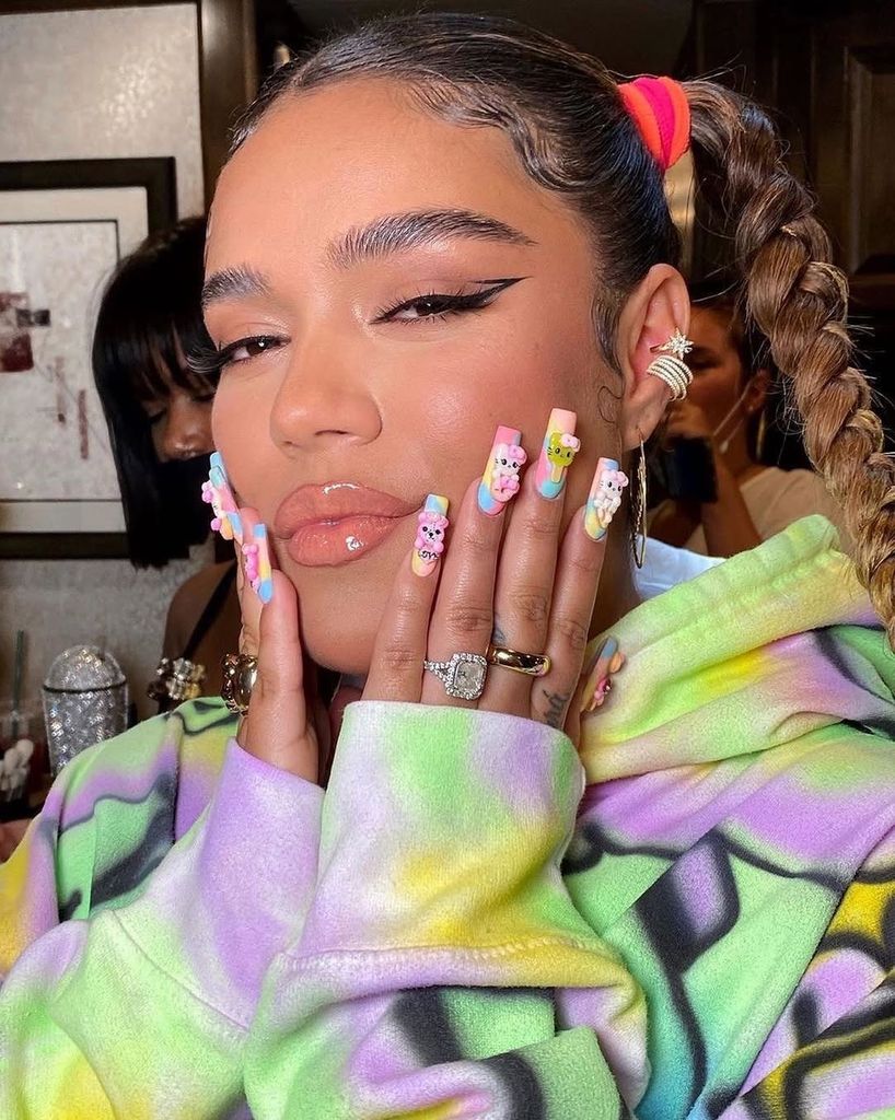 Karol G no teme en jugar con su manicure, y este fue el diseño 3D elegido para el videoclip de "Ay, Dios Mío"