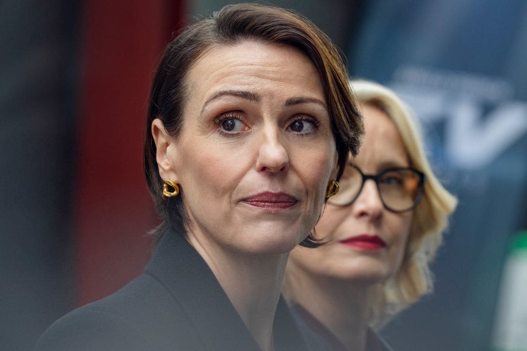 Cuando secuestran al marido de la primera ministra británica y la presidenta de Francia empieza a recibir amenazas, ambas gobernantes se enfrentan a una decisión imposible