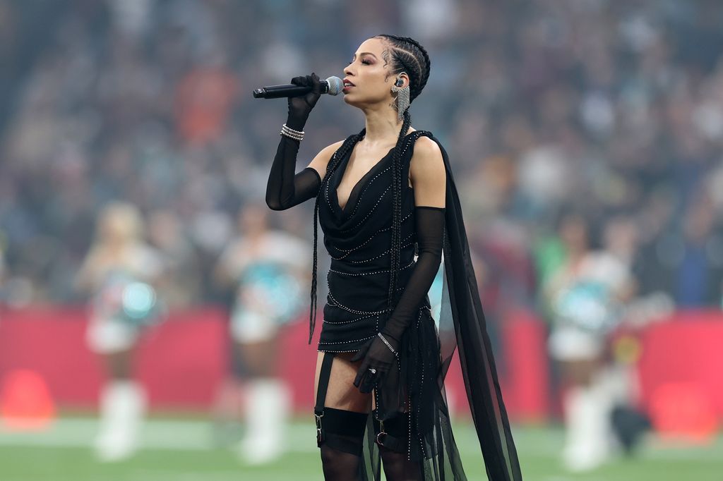 Karina Pasian, artista americana que reside en Madrid, interpreta el himno de Estados Unidos