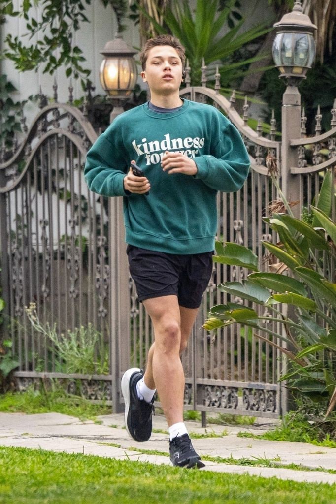 Knox Pitt luciendo una sudadera con la leyenda "Kindness Forever"