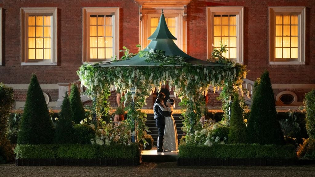 En una atmósfera de cuento de hadas, Benedict enseña a bailar a Sophie