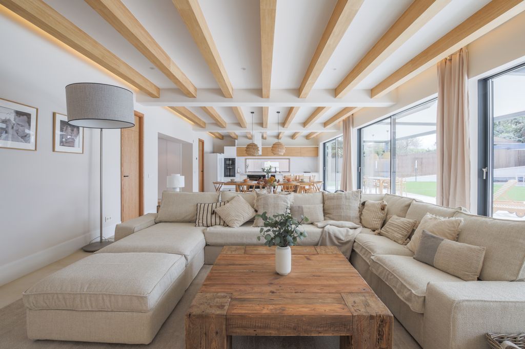 Salón con techo de vigas de madera