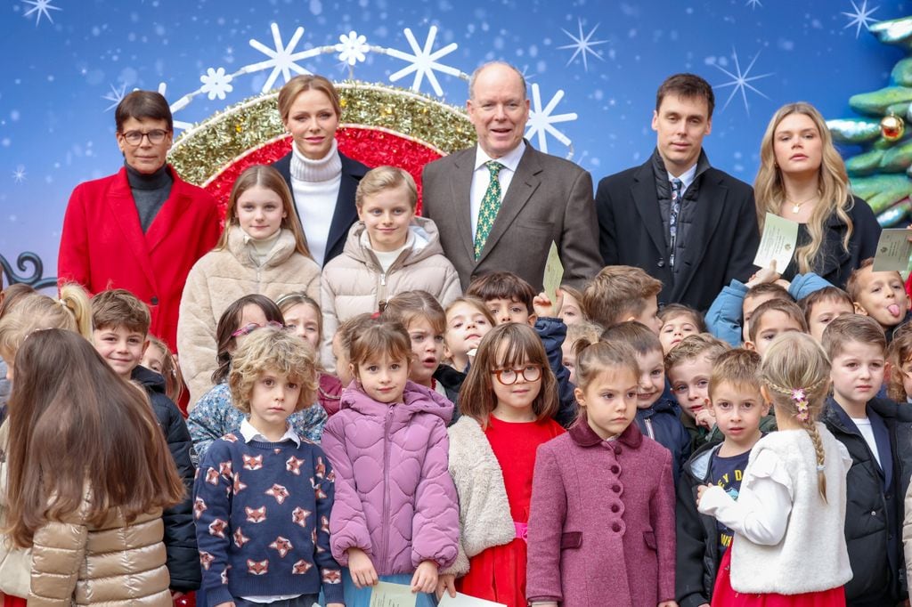 Alberto, Charlène y Estefanía de Mónaco junto a Jacques y Gabriella, Louis Ducruet y Camille Gottlieb colman de regalos a los más pequeños