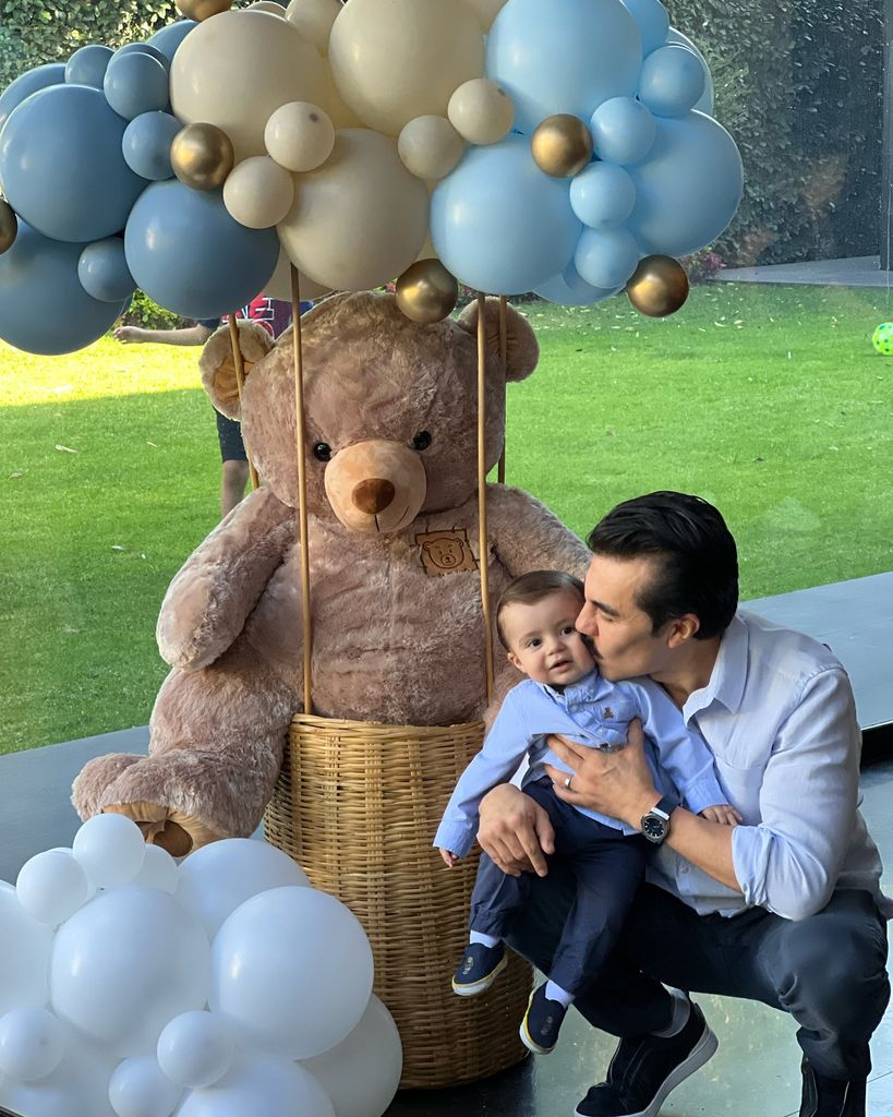 Adrián Uribe y su hijo Matteo.