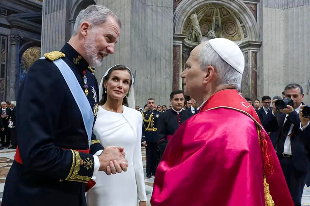 Los reyes Felipe y Letizia en el Vaticano en la misa inaugural de León XIV
